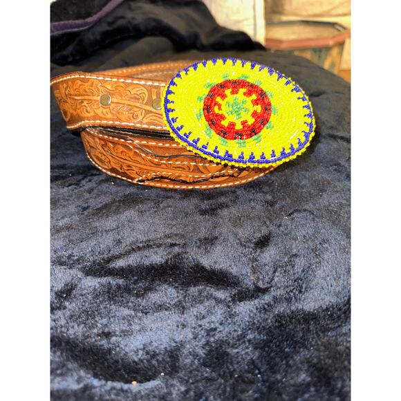 VINTAGE UNISEX WESTERN TOOLED LEATHER BELT W/ YELLOW NATIVE BEADED BUCKLE 30 main image 5